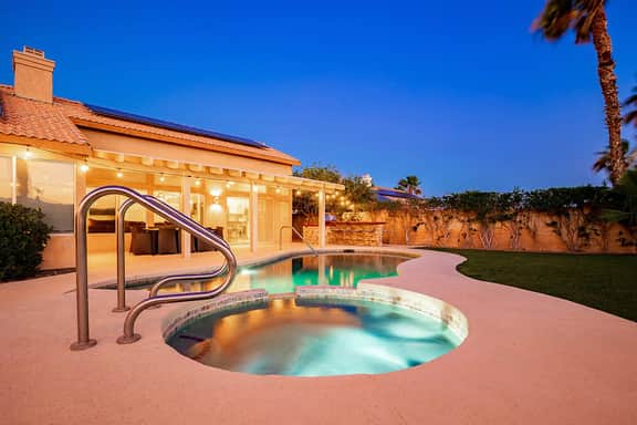 360° Mountain Views, Pool and Spa by @MariamsBnb - Image 4