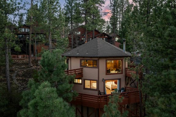 Luxury Lakeview Cabin w/ Deck, Fireplace & Views - Image 1